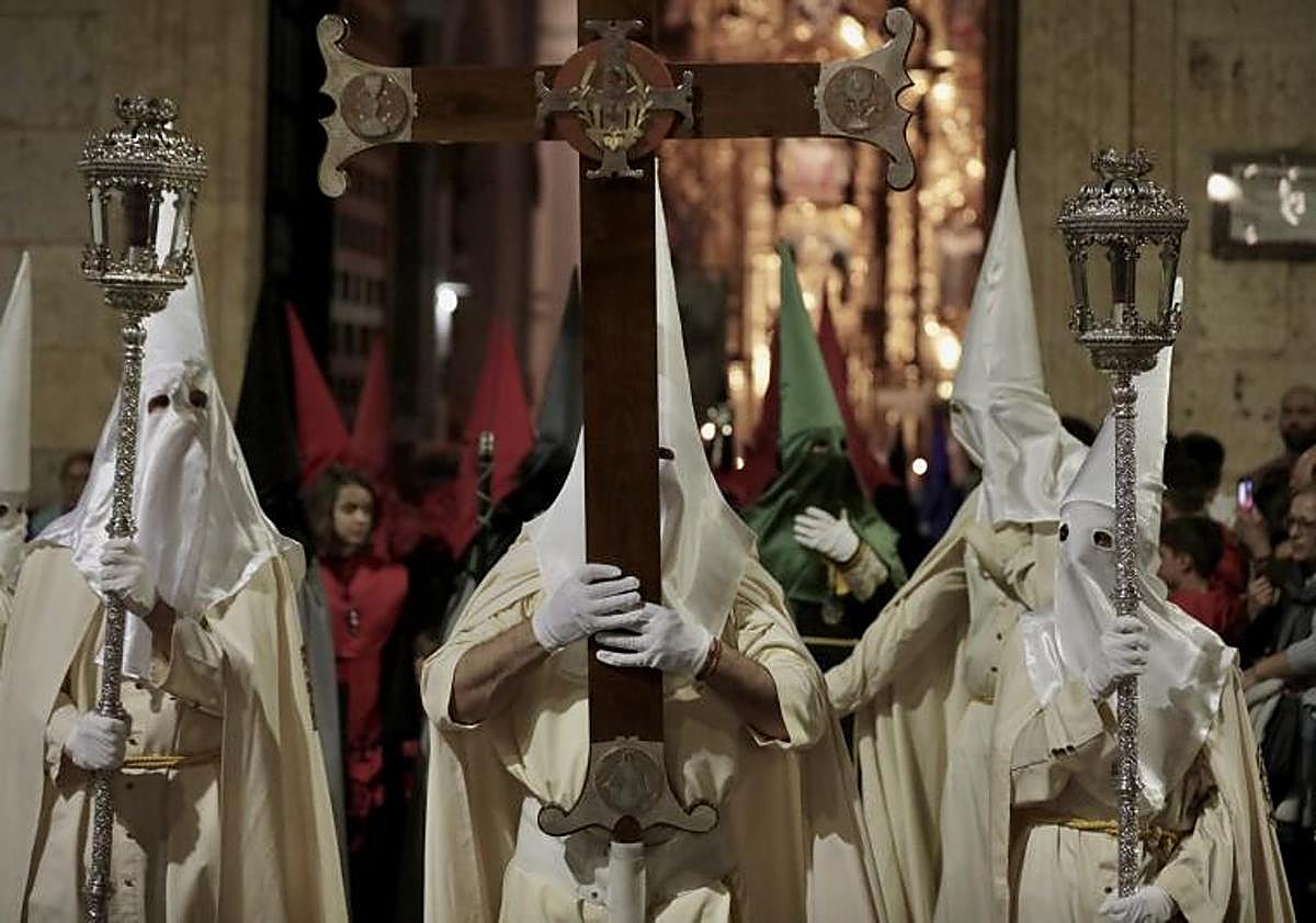 Imagen principal - Jesús de la Esperanza congrega a cientos de personas en la primera procesión de la Semana Santa
