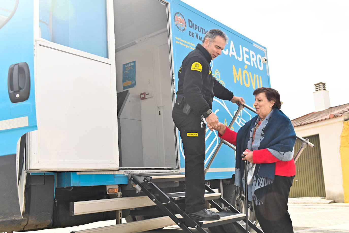 José Luis Herranz, conductor del Cajeo Movil ayuda a subir a la usuaria Marina Escalante