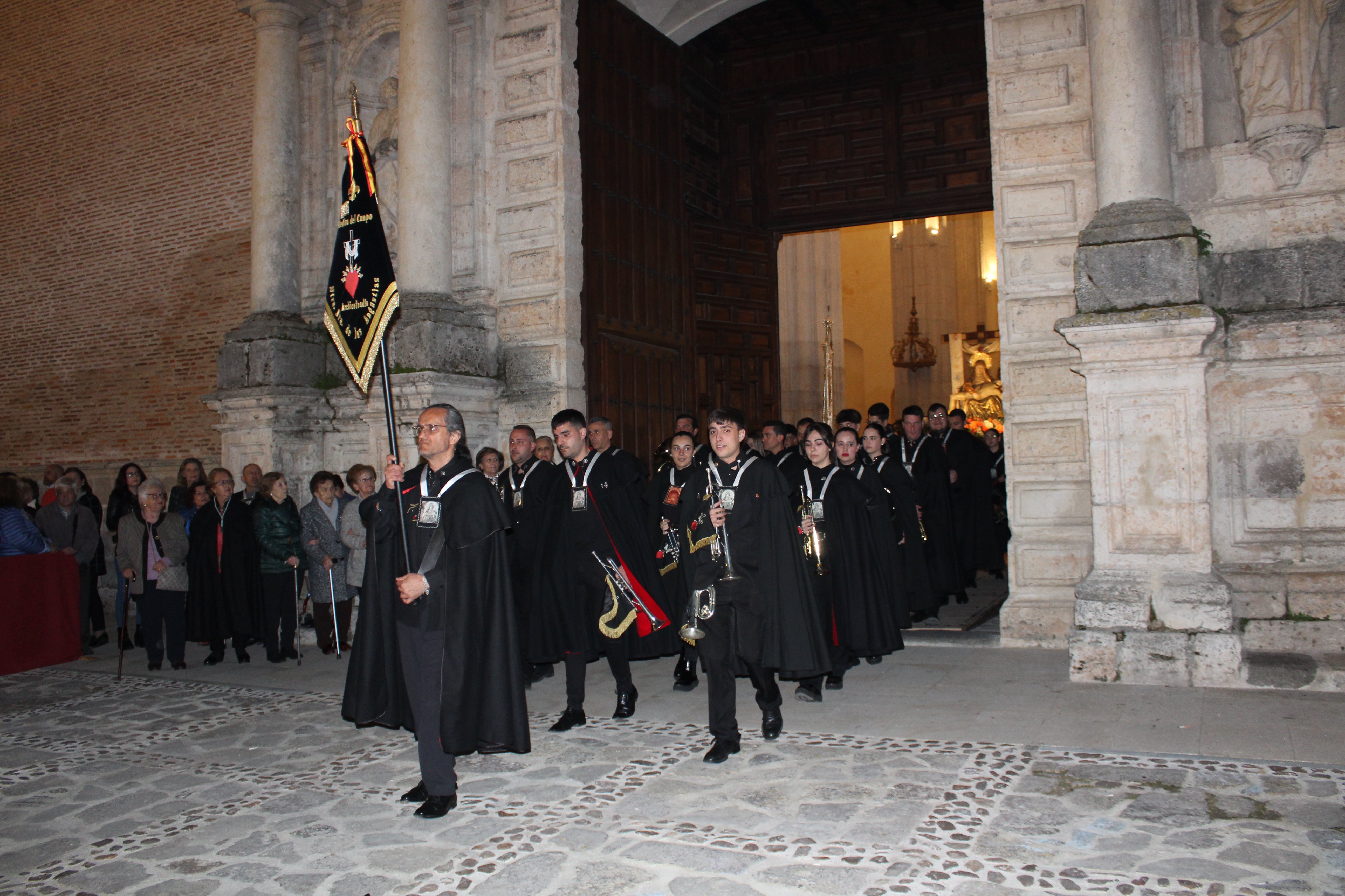 Banda de cornetas y tambores saliendo de la Colegiata