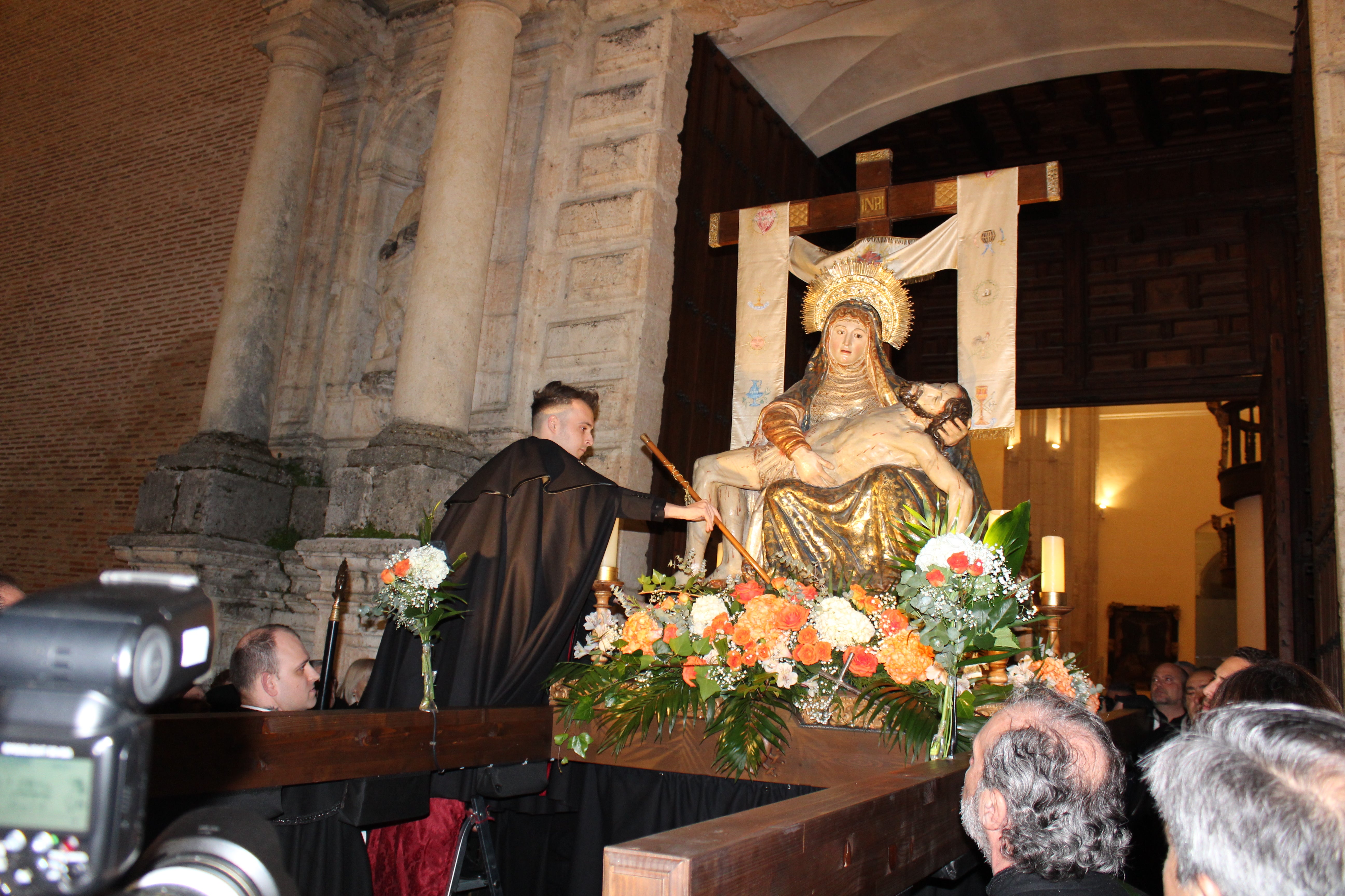 Entrega del bando de mando del alcalde a la Virgen de las Angustias