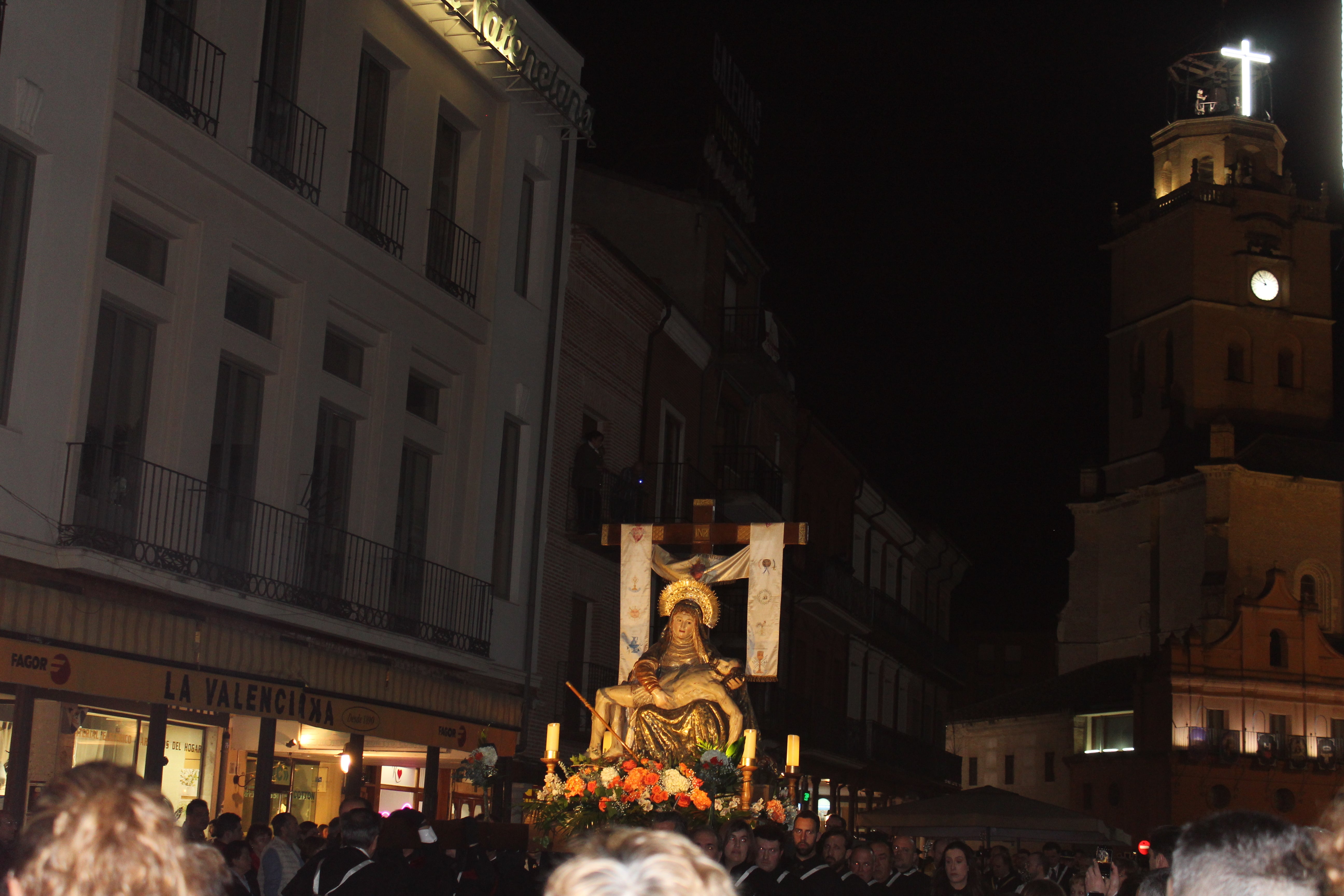 Imagen de Ntra. Sra. de las Angustias en procesión 