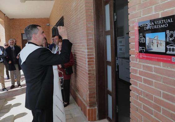 El obispo de Palencia bendice el nuevo albergue para peregrinos de Osorno, este viernes