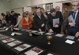 El obispo de Palencia lee los manuscritos de la muestra 'Luz y color en el medievo. Beato y los caminos de peregrinación' en Osorno.