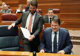 Gallardo y Mañueco, en el pleno de las Cortes de esta semana en el que siguió adelante la tramitación del presupuesto de la Junta para 2024.