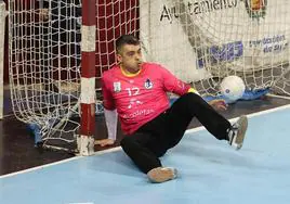Pipe García detiene un balón en el encuentro ante Torrelavega.