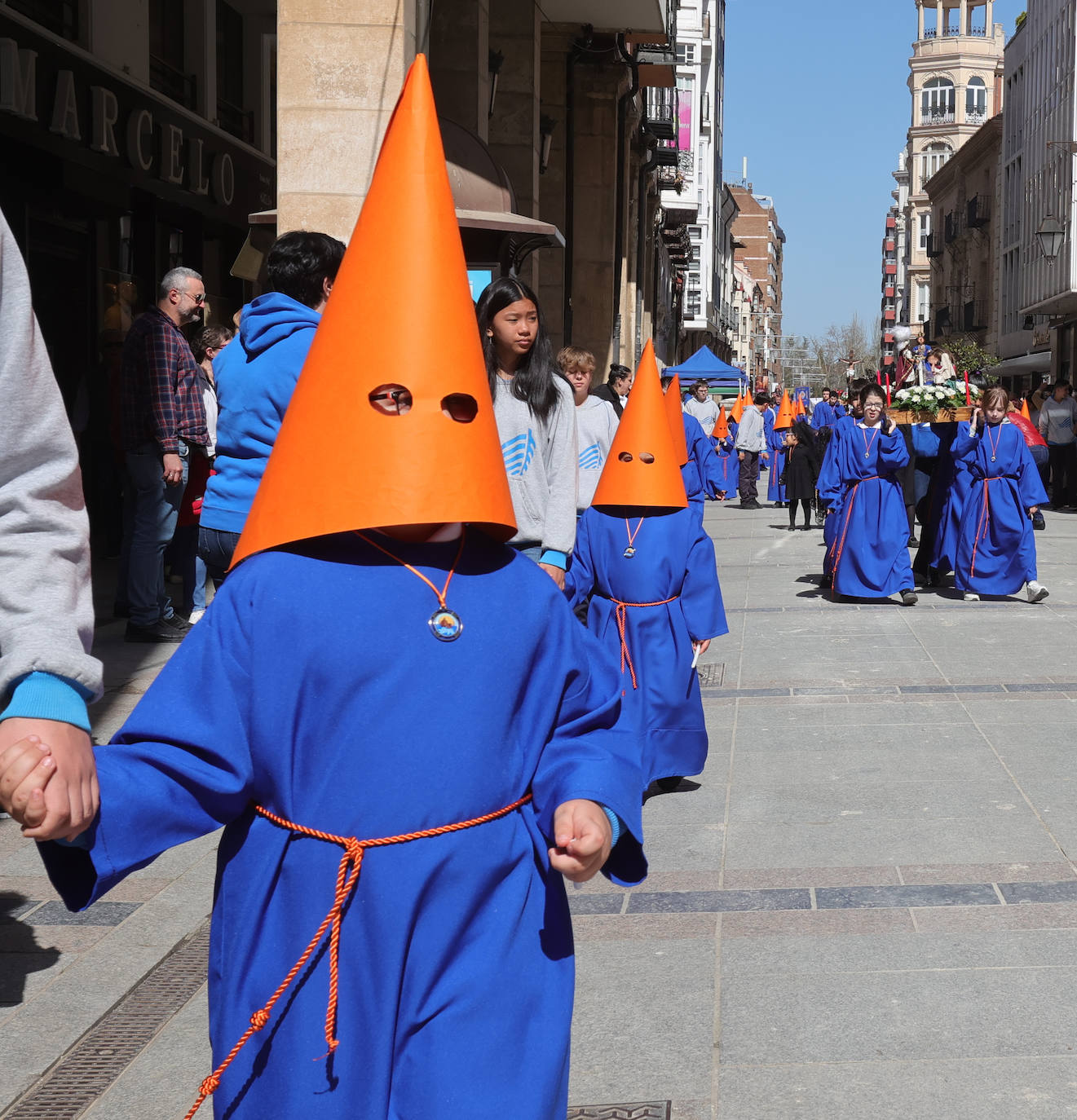 Procesión de los alumnos del colegio Divino Maestro