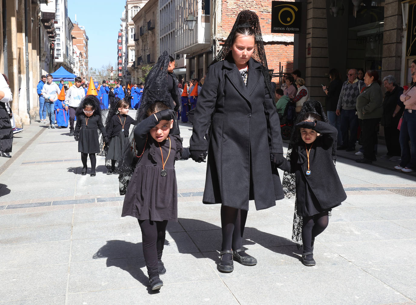 Procesión de los alumnos del colegio Divino Maestro