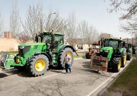 Tractores en la zona de Huerta del Rey de Valladolid este viernes.