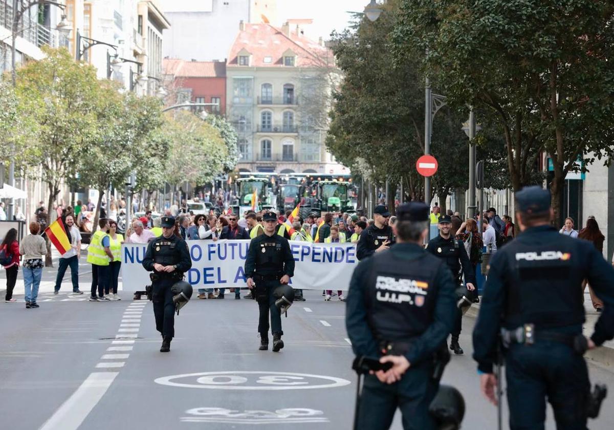 Quince tractores recorren el centro para reivindicar el refuerzo de los regadíos