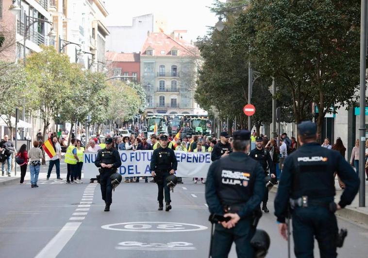 Cabeza de la manifestación a su paso por Miguel Íscar.