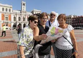 Un grupo de turistas en la Plaza Mayor de Valladolid.