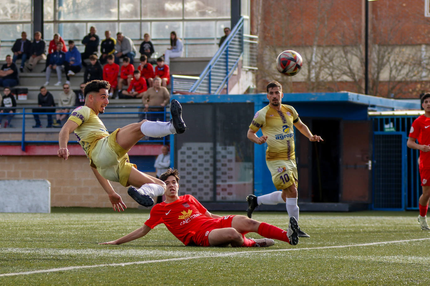 Javi Rodríguez despeja el balón de forma acrobática.