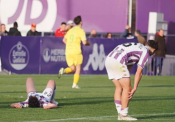 Dos jugadores del filial se derrumban tras el cuarto gol visitante.