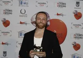 Alfredo Noval con el premio de la Unión de Actores y Actrices.