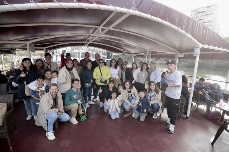 El grupo en el interior del barco la Leyenda del Pisuerga.