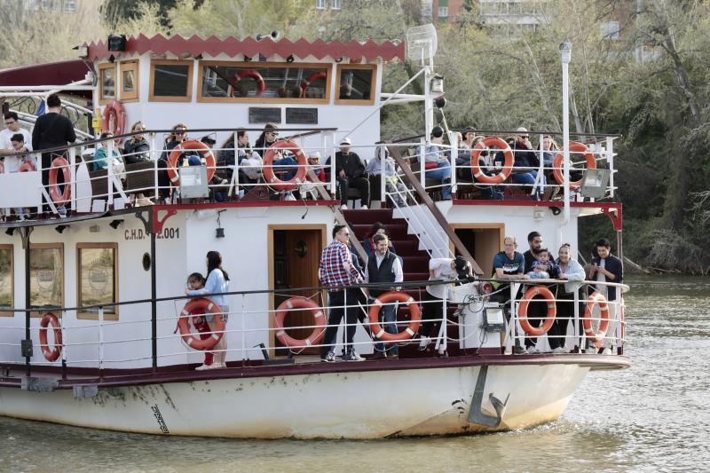 Usuarios y voluntarios de Asalvo a bordo de la Leyenda del Pisuerga.