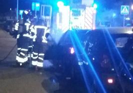 Intervención de los Bomberos en el BMW afectado en la calle Tordo.