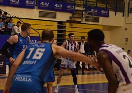 Ziggy inicia jugada de ataque, con Nwogbo en primer término.