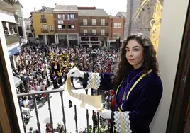 Lucía Diez Platero, pregonera de la Semana Santa en el balcón del Ayuntamiento donde ha realizado el pregón.