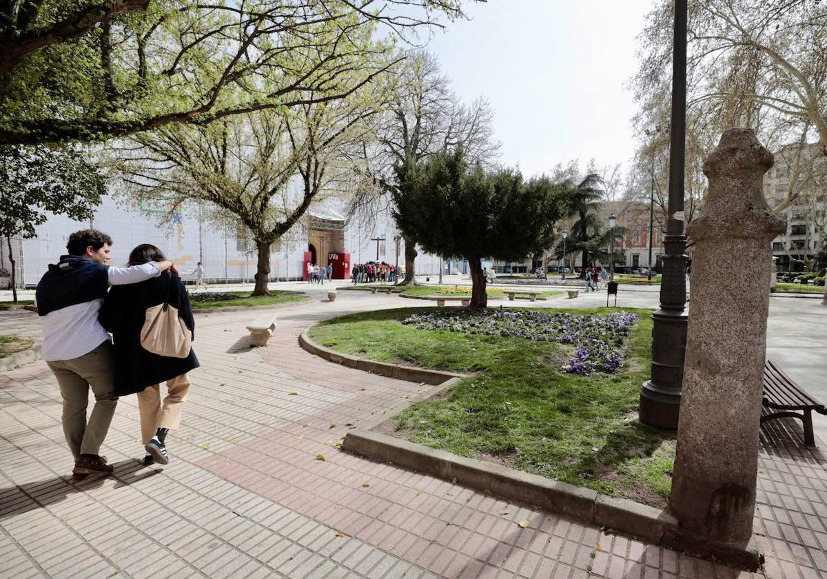 Los parterres de la plaza de Santa Cruz, ya sin las vallas bajas de forja.