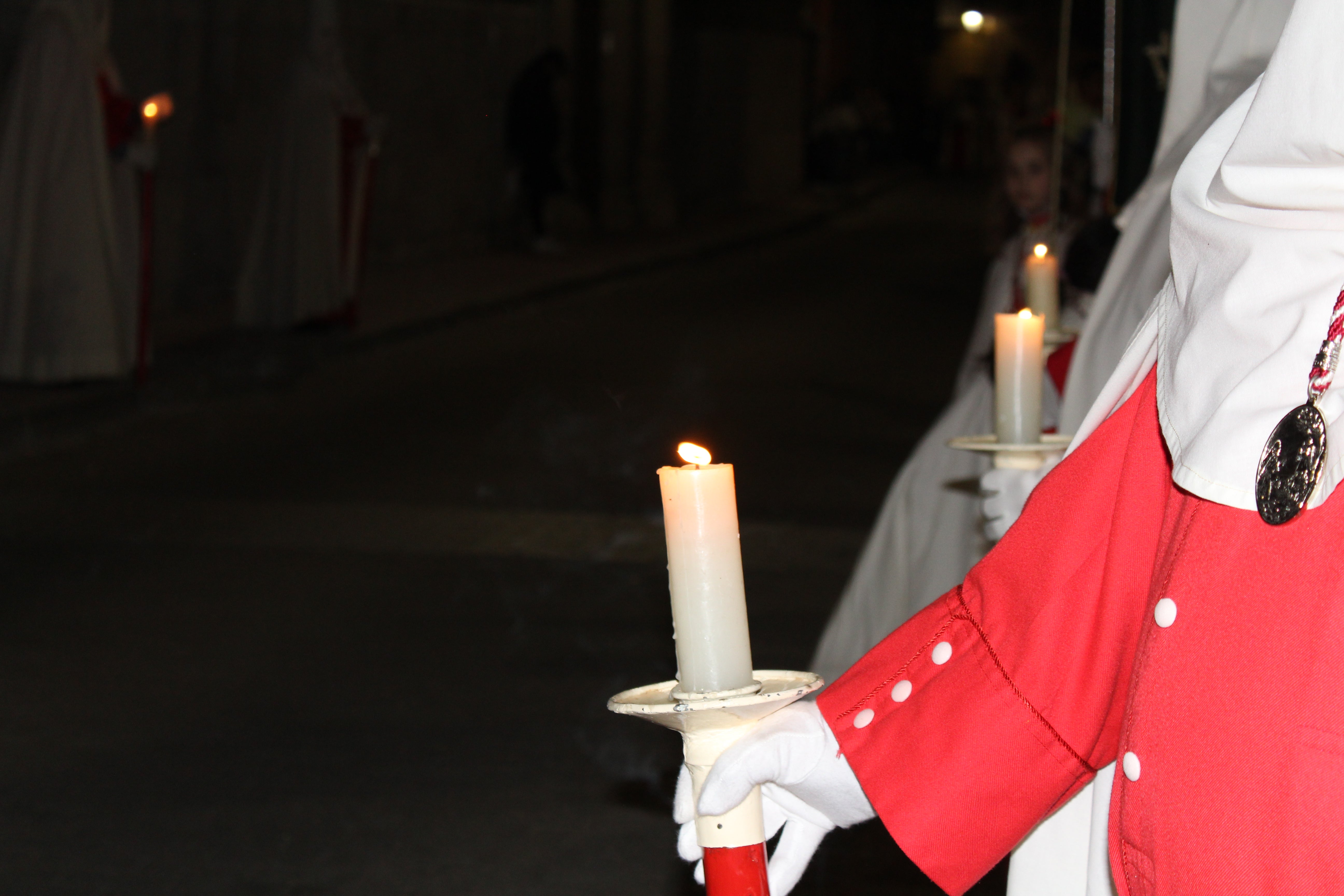 Cofradía de Nuestra Madre Santísima de la Soledad y Virgen de la Alegría esperando al paso