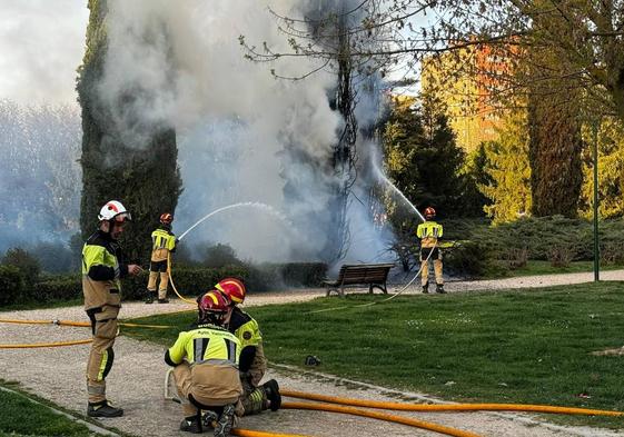 Intervención de los Bomberos en la calle Monasterio de Santa María de Montserrat.