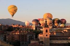 Varios globos vuelan por el cielo de Segovia.