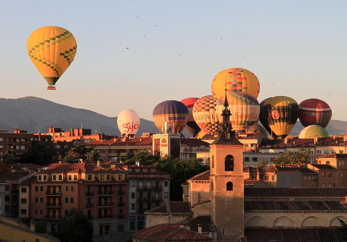 Varios globos vuelan por el cielo de Segovia.