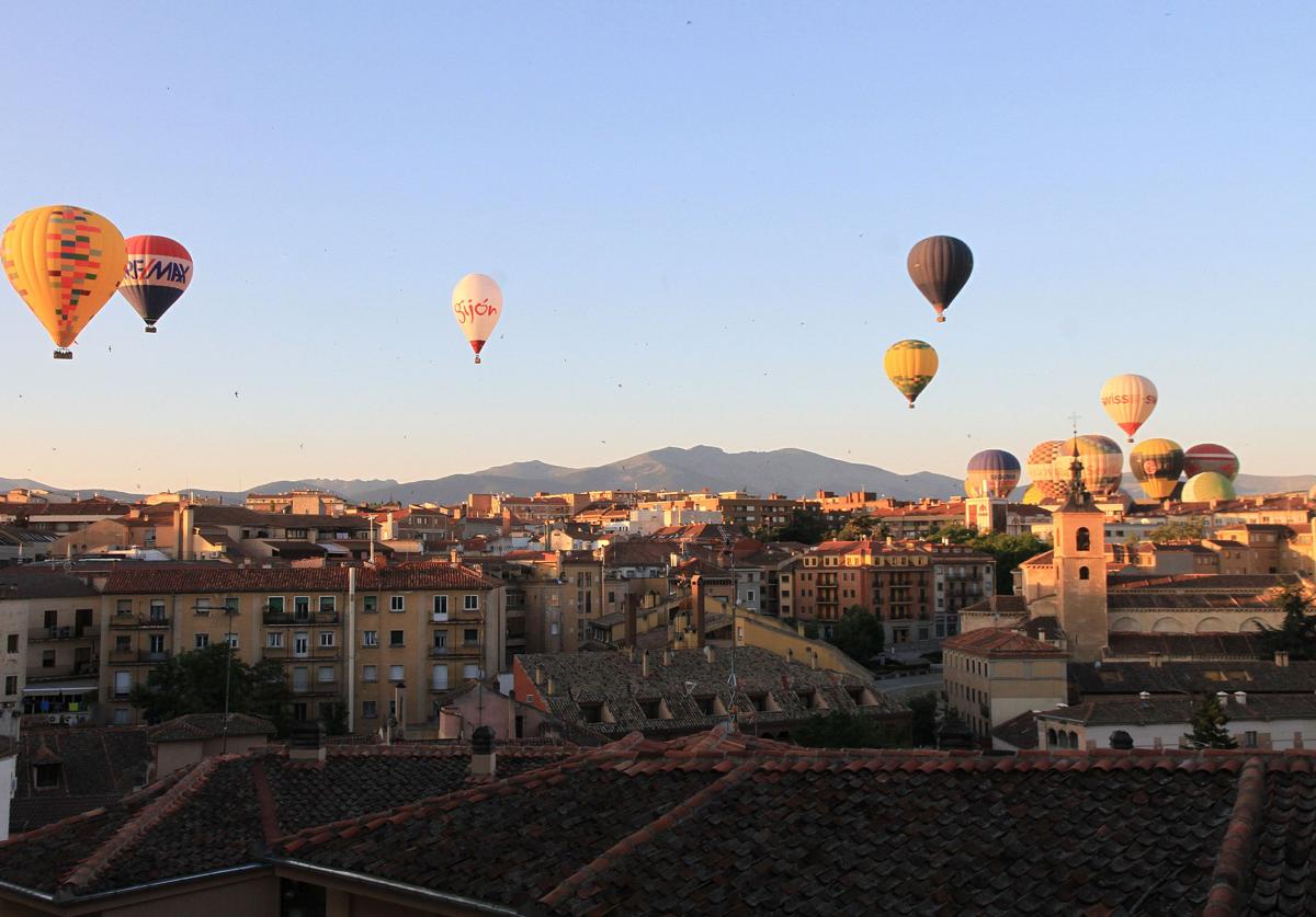 Globos sobrevuelan Segovia con la sierra de Guadarrama al fondo.