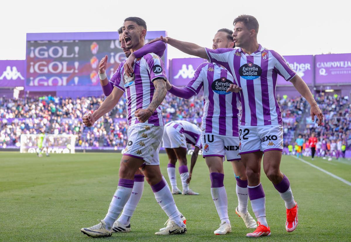 Monchu, Lucas Rosa e Iván Sánchez felicitan a Salazar tras su gol.