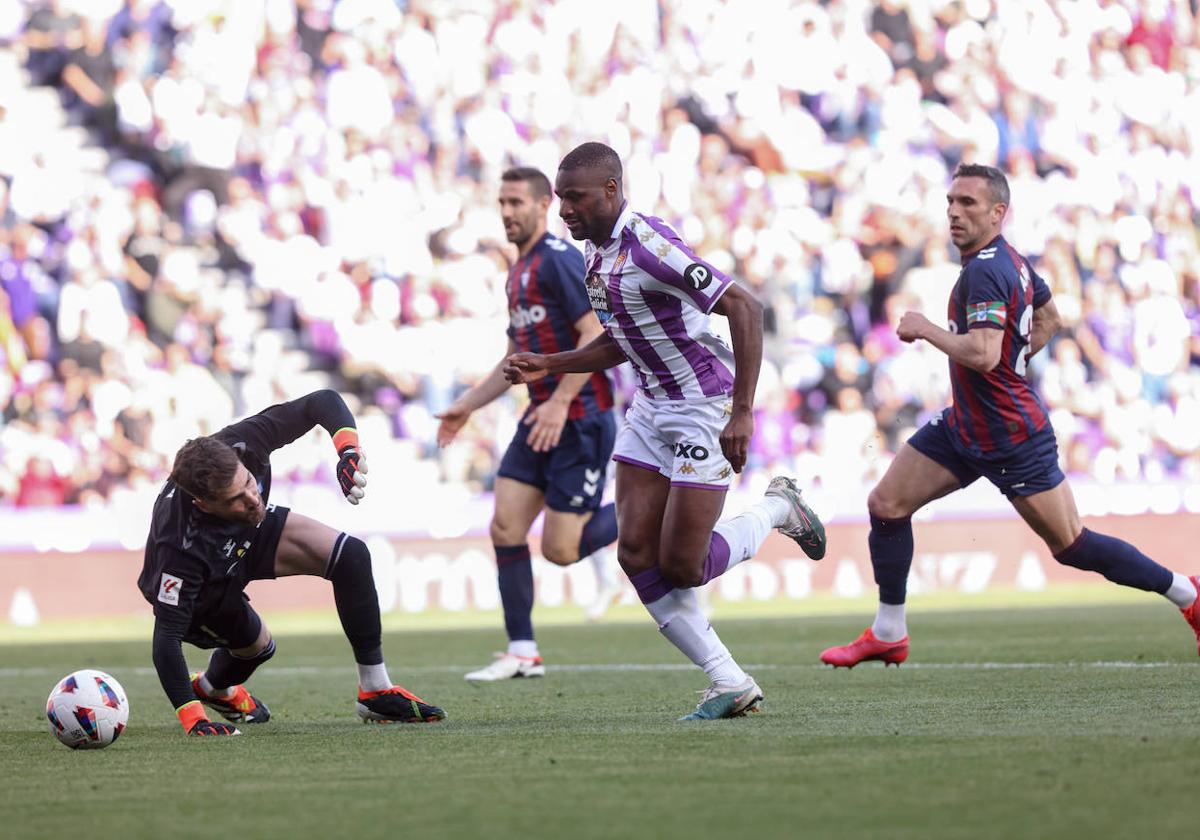 Sylla regatea a Luca Zidane un instante antes de hacer el segundo gol.