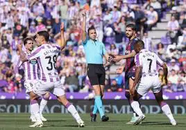 Lax Franco muestra la tarjeta roja a Berrocal en el minuto 11 de partido.