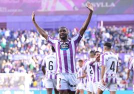 Sylla celebra el segundo gol blanquivioleta de la tarde.