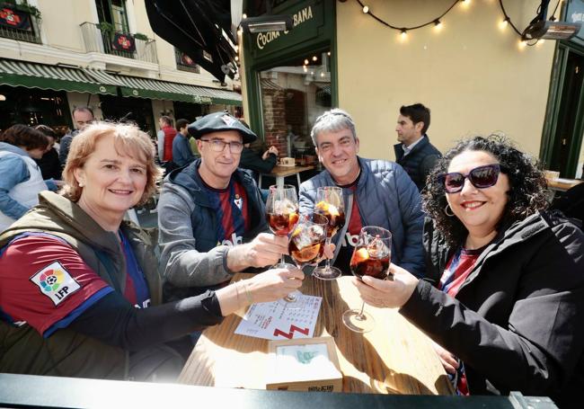 Itzaskun, Iker, Jorge y Antonia, antes de subir a Zorrilla.