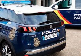 Dos coches patrulla de la Policía Nacional.