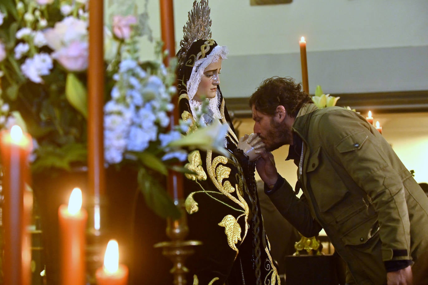 Las imágenes del besamanos de la Virgen de la Soledad