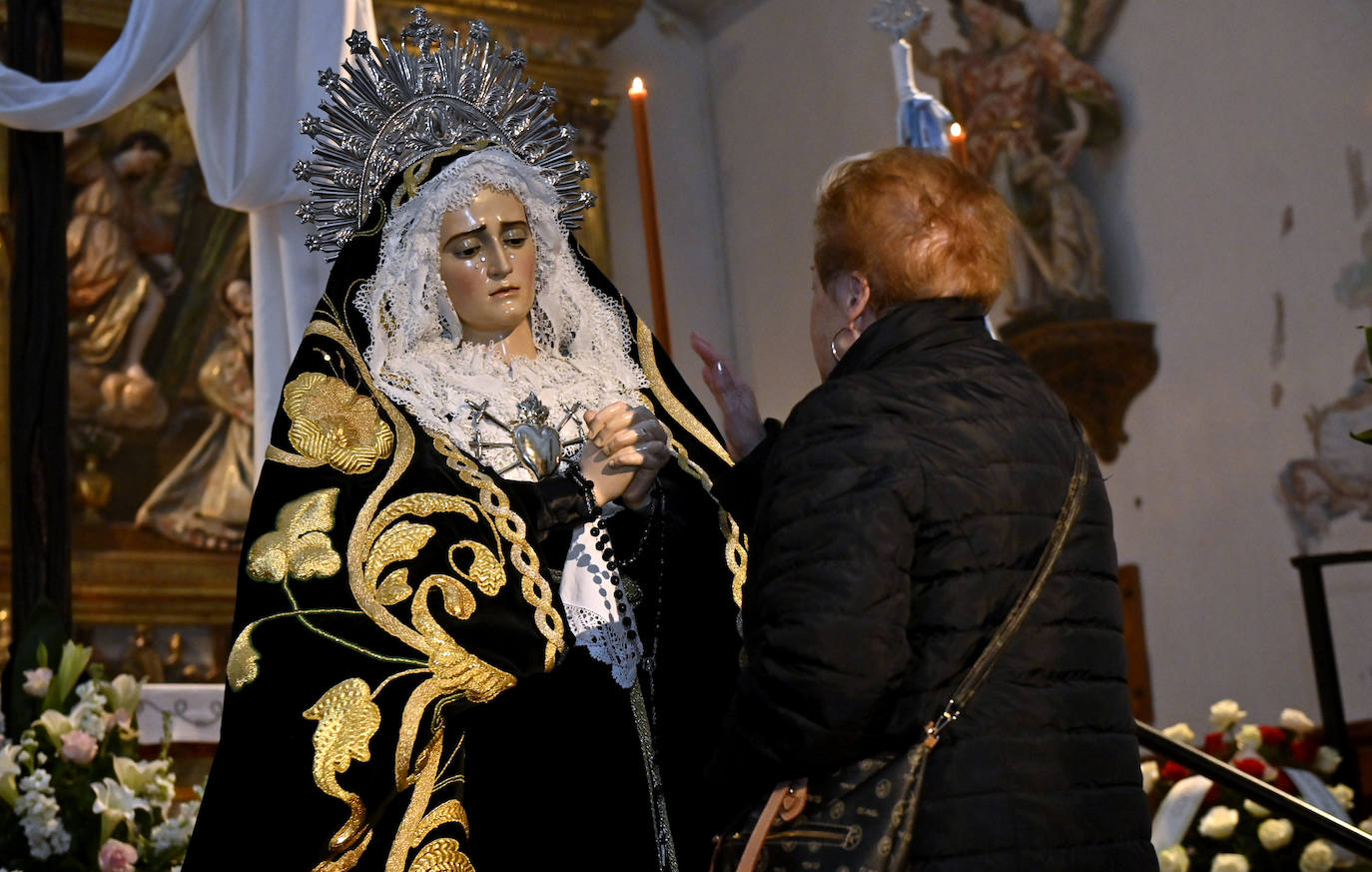 Las imágenes del besamanos de la Virgen de la Soledad