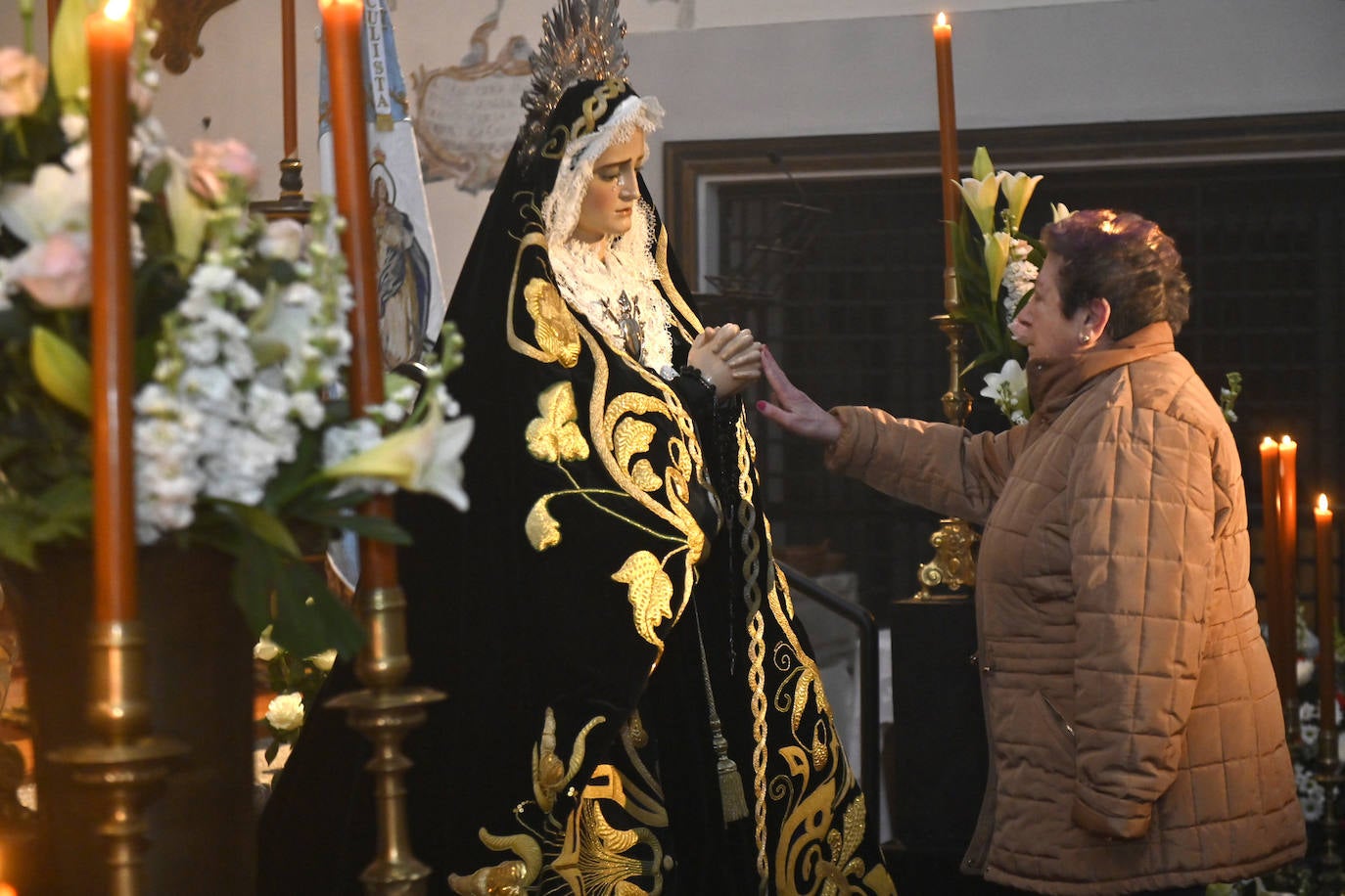 Las imágenes del besamanos de la Virgen de la Soledad