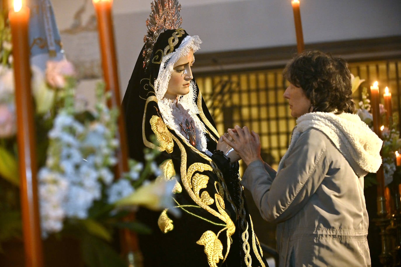 Las imágenes del besamanos de la Virgen de la Soledad