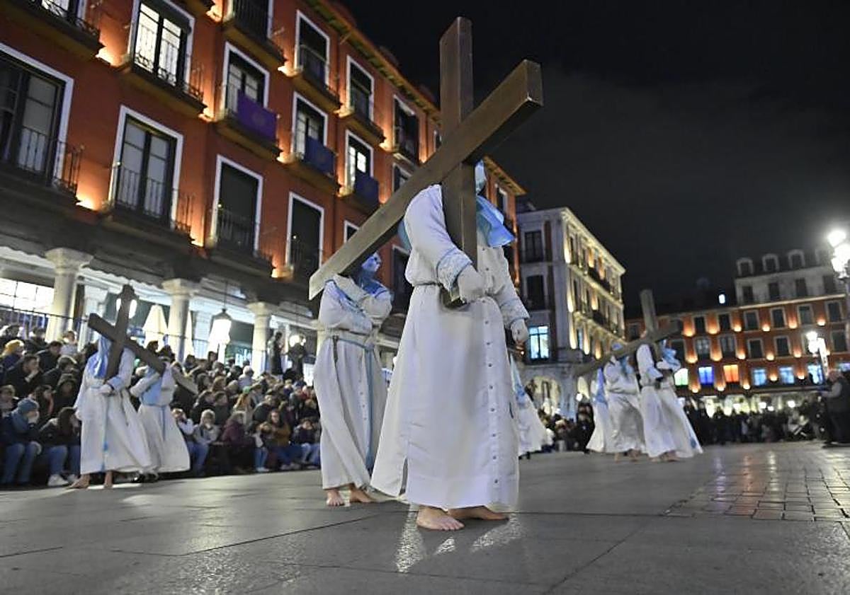 Imagen principal - La procesión del Rosario del Dolor desafía al frío y abarrota las calles