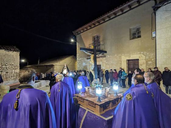 Procesión del Rosario de Dolor frente a la casa natal del Padre Hoyos.
