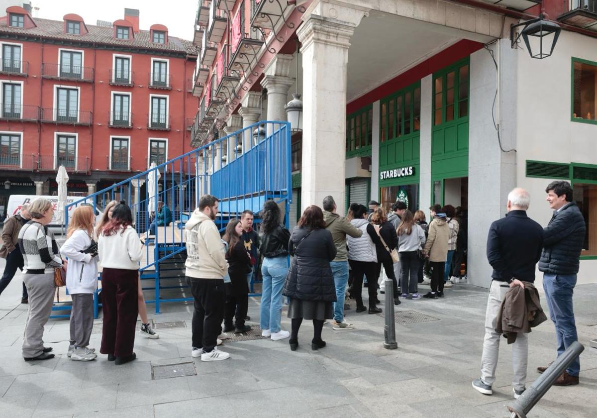 Colas frente al Starbucks de la Plaza Mayor el día de su inauguración.