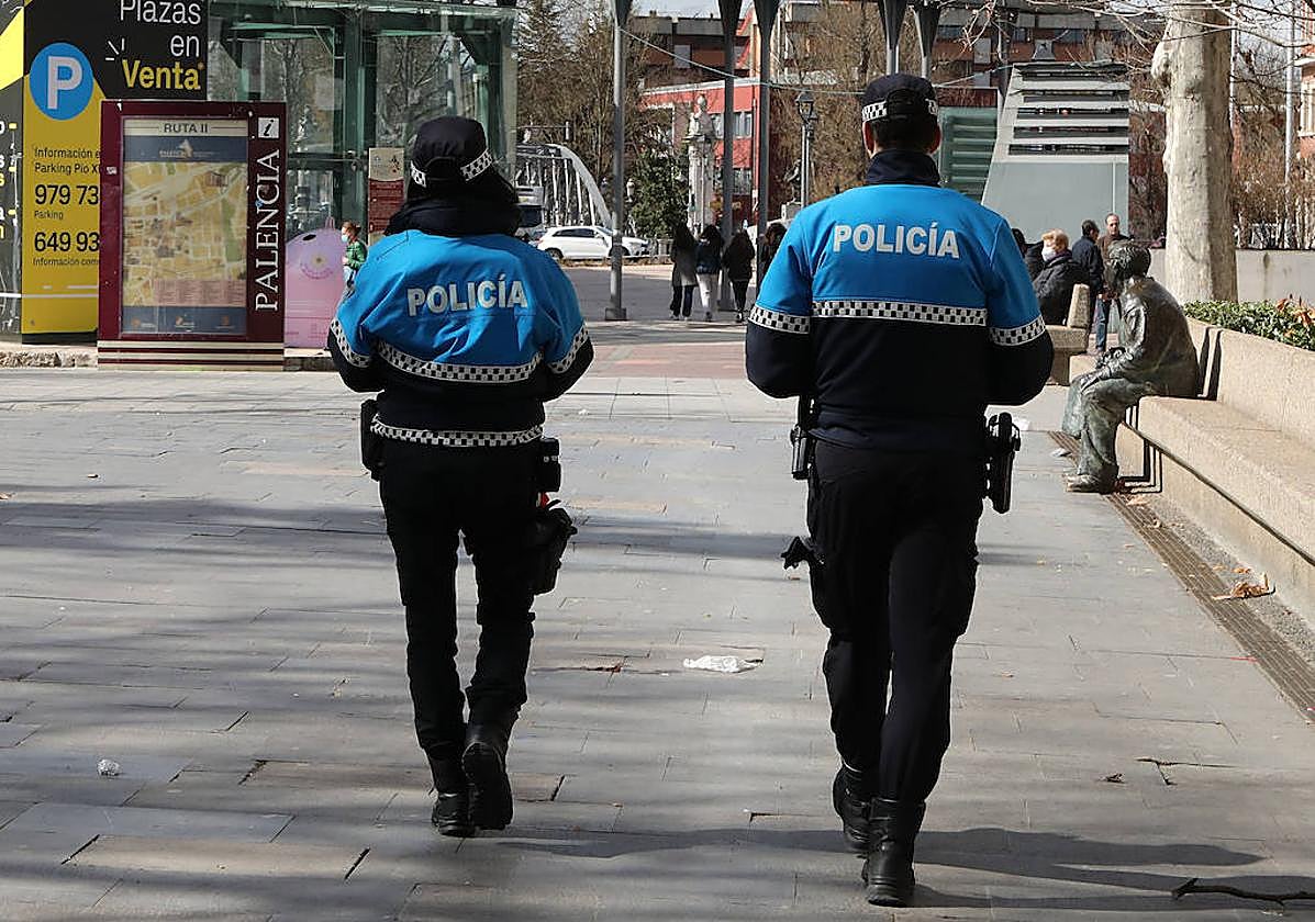 Un perro muerde y causa lesiones en una mano a una joven en Palencia