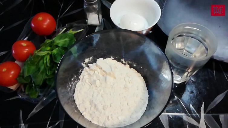 Receta de focaccia italiana casera al horno con queso caprese