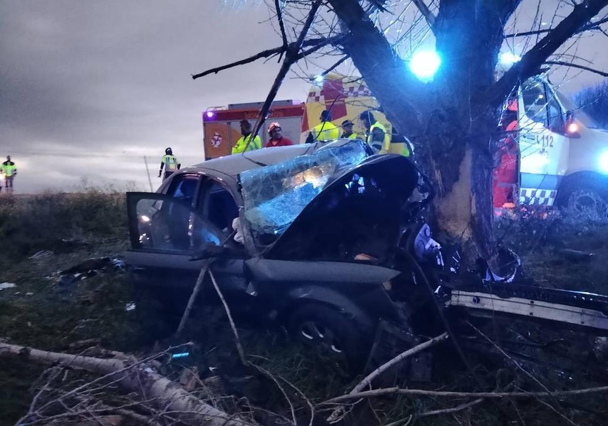 Estado en el que ha quedado el vehículo tras impactar contra un árbol.