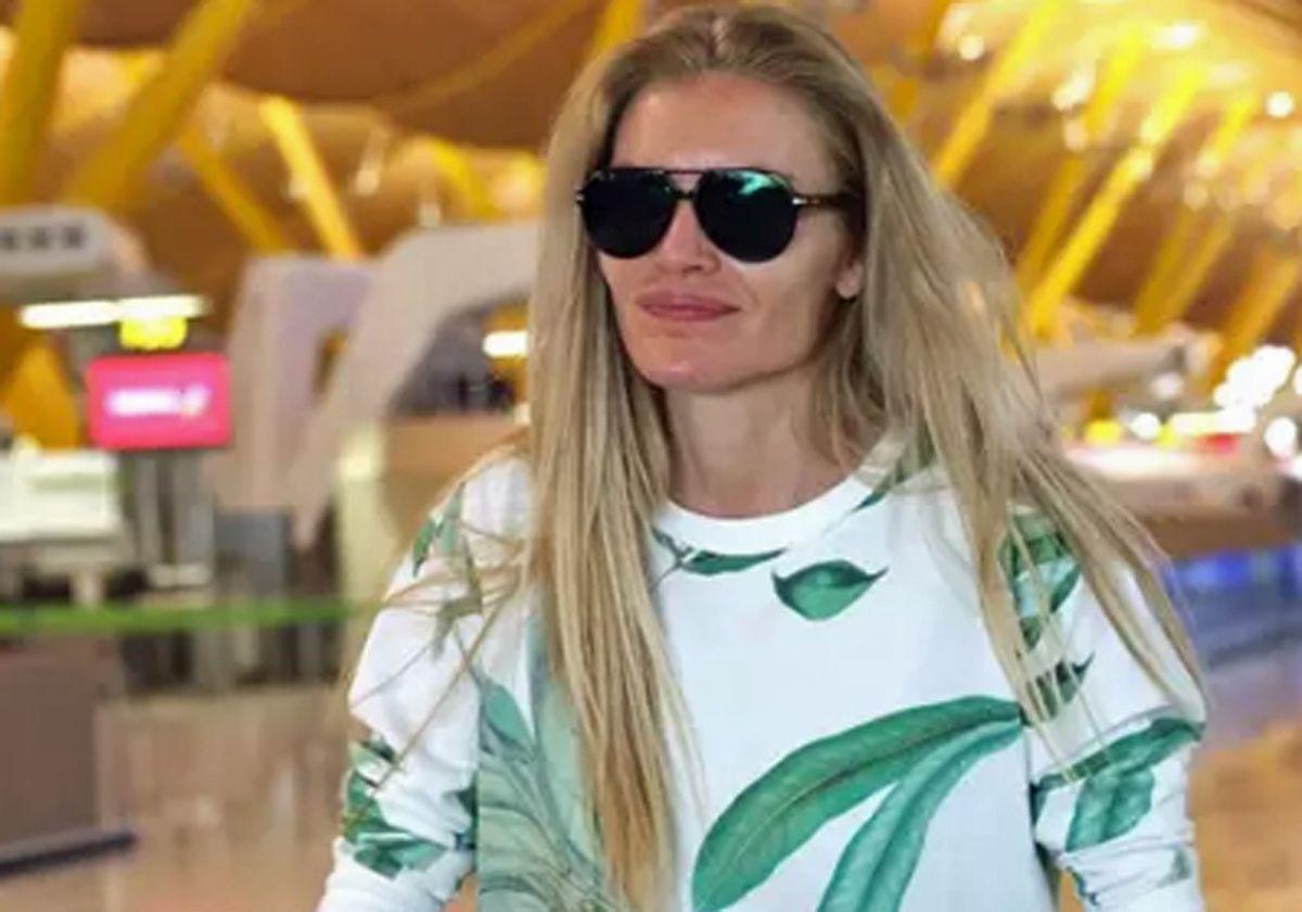 Esther Cañadas, en el aeropuerto Adolfo Suárez-Madrid Barajas.