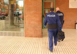 Dos agentes de la Policía Científica acceden a la residencia Cardenal Mendoza de Valladolid.