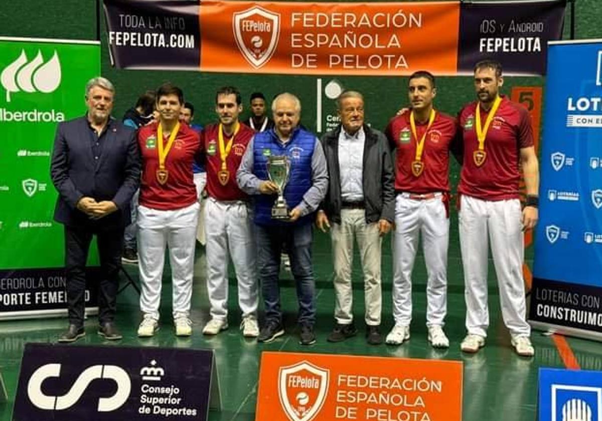 El Club Deportivo Pueras Bamar, posando con el trofeo de campeones con Pedro Martínez sujetando el trofeo.