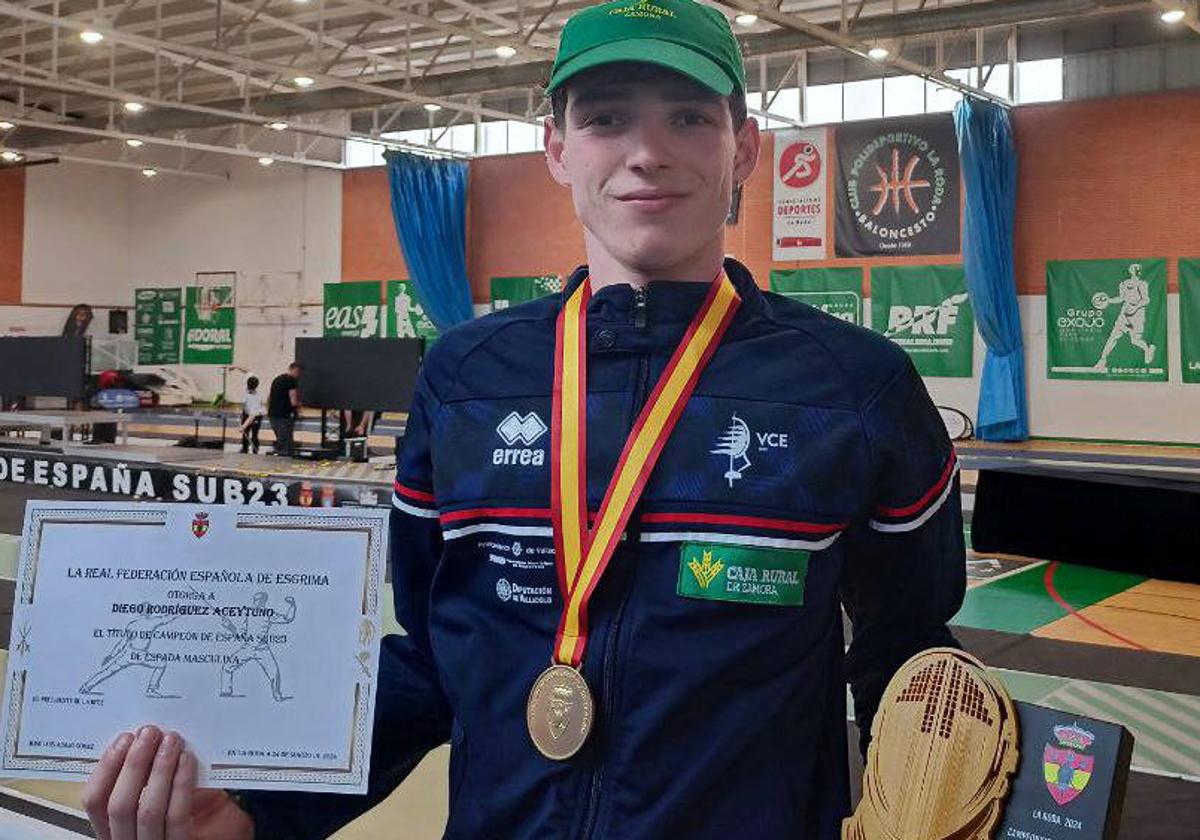 Diego Rodríguez, posando con los trofeos de campeón de España.