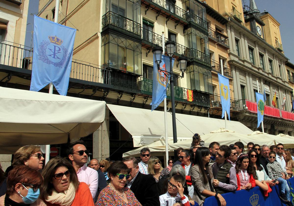 Estandartes de las cofradías colocados en la Plaza Mayor.